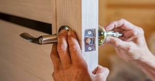 Установка и замена дверной ручки в Новороссийске от 276 руб. – Мастер24, монтаж фурнитуры, недорого