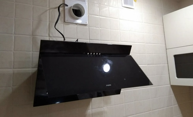 Монтаж кухонных вытяжек с воздуховодами — купить и заказать под ключ в Новороссийске цены от 3062 руб